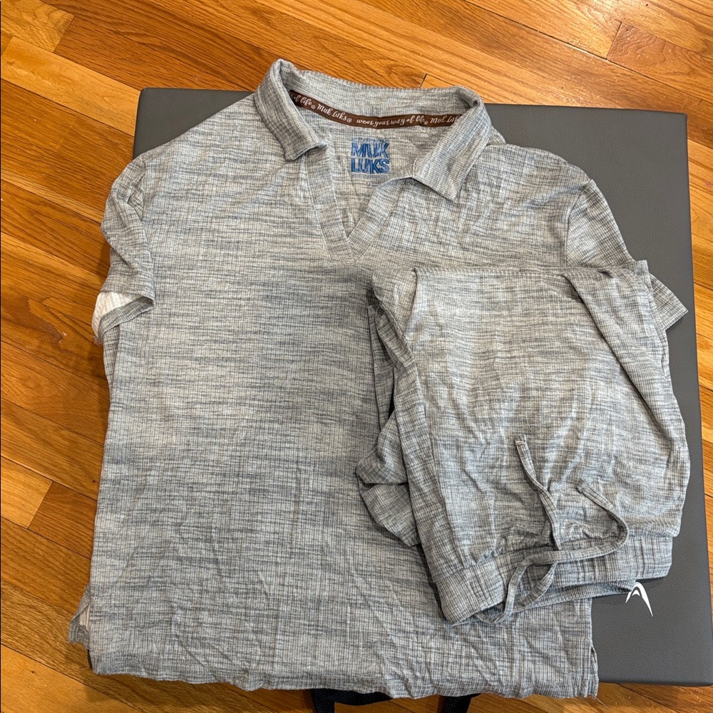 🎈5 for $15🎈Muk Luks Gray Lounge Set. Top is Medium and pants are a large